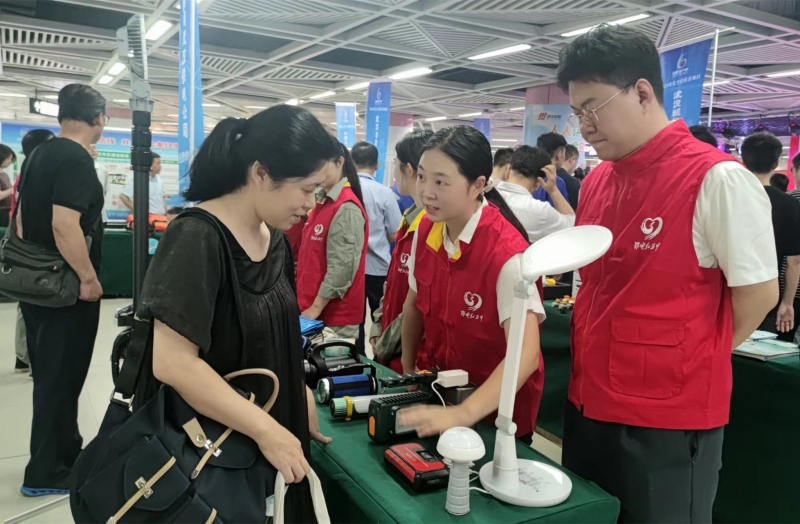 工作人員為市民介紹用電安全。陶子攝