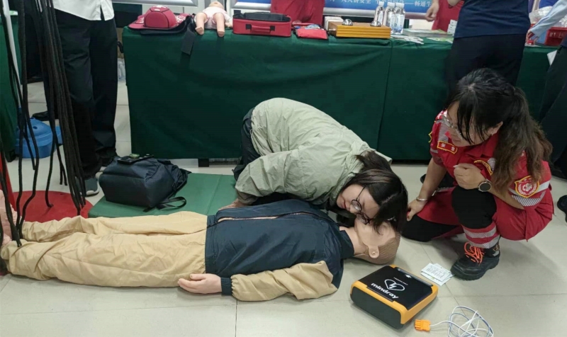 市民學(xué)習(xí)急救知識(shí)。陶子攝