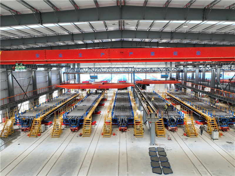 移動(dòng)臺(tái)座聯(lián)動(dòng)液壓模板實(shí)現(xiàn)自動(dòng)合模。湖北交投建設(shè)集團(tuán)供圖