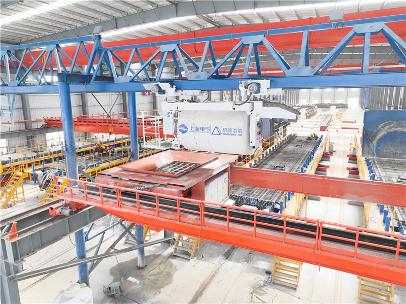 智能魚(yú)雷罐在軌道上行駛。湖北交投建設(shè)集團(tuán)供圖