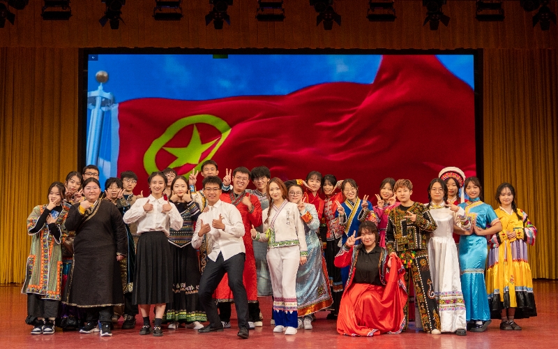 生物技術(shù)2001班參與省級“百生講壇”活力團(tuán)支部評比活動(dòng)合影留念。學(xué)校供圖