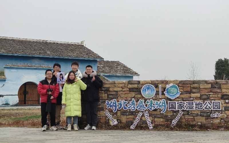 野外調(diào)研合影。學(xué)校供圖