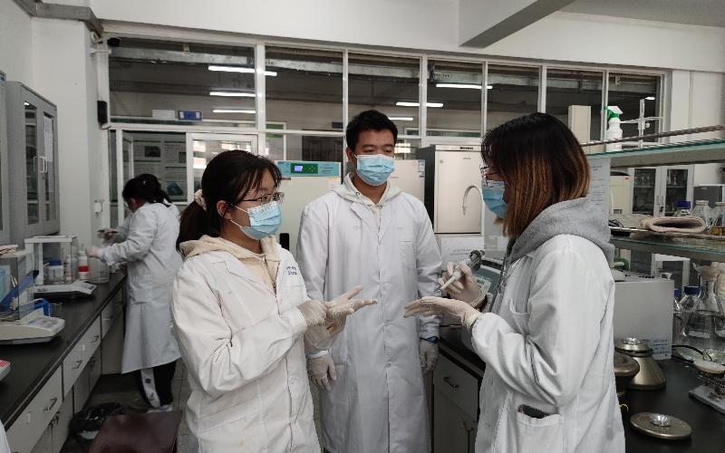 科研交流。學(xué)校供圖