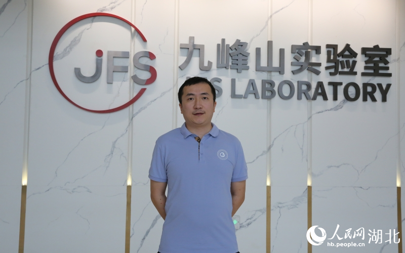 宋博翔在九峰山實(shí)驗(yàn)室。人民網(wǎng)記者 王郭驥攝