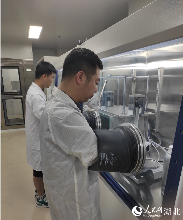 張虎極帶領(lǐng)李世棟一起操作實(shí)驗(yàn)。人民網(wǎng)記者 郭婷婷攝