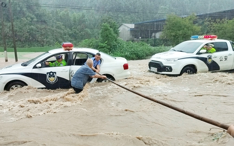 公安部門轉(zhuǎn)移受困群眾。唐成攝