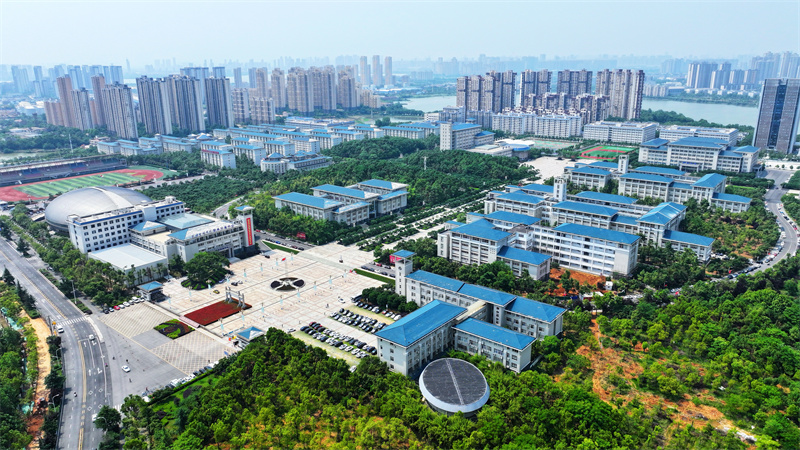 全國(guó)綠化先進(jìn)集體，被譽(yù)為全國(guó)最美大學(xué)校園之一。