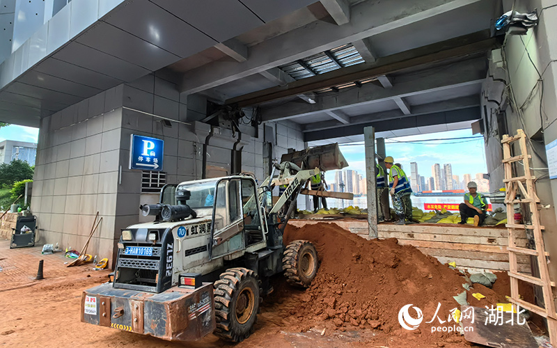 6月30日，武漢港18碼頭正在緊急加固。人民網(wǎng)記者 周雯攝