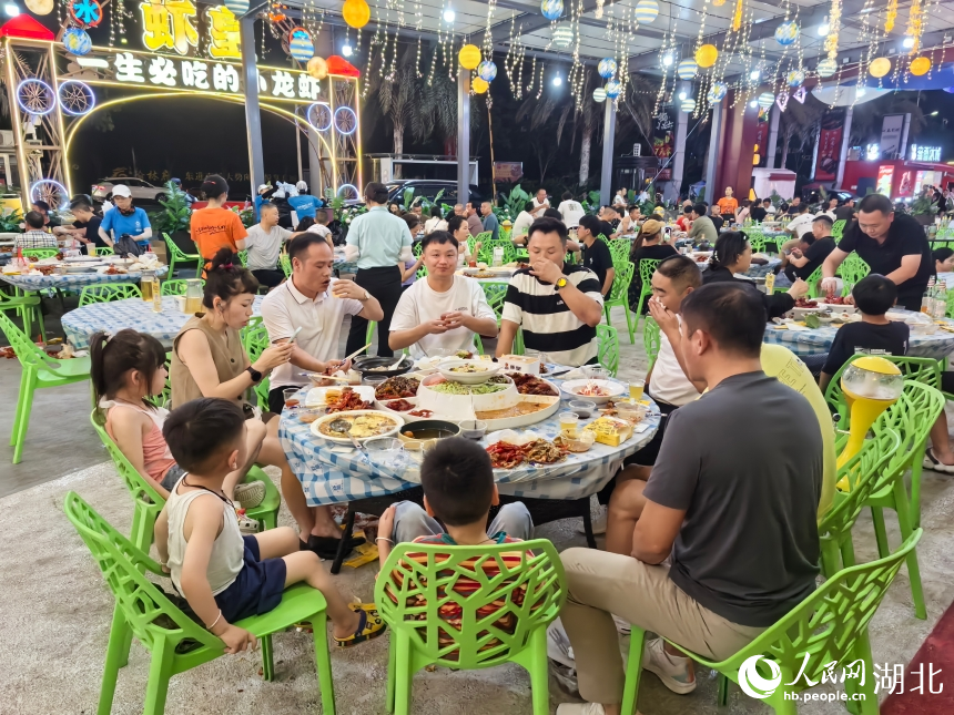 市民游客舉家歡聚龍蝦城。人民網(wǎng)記者 周雯攝