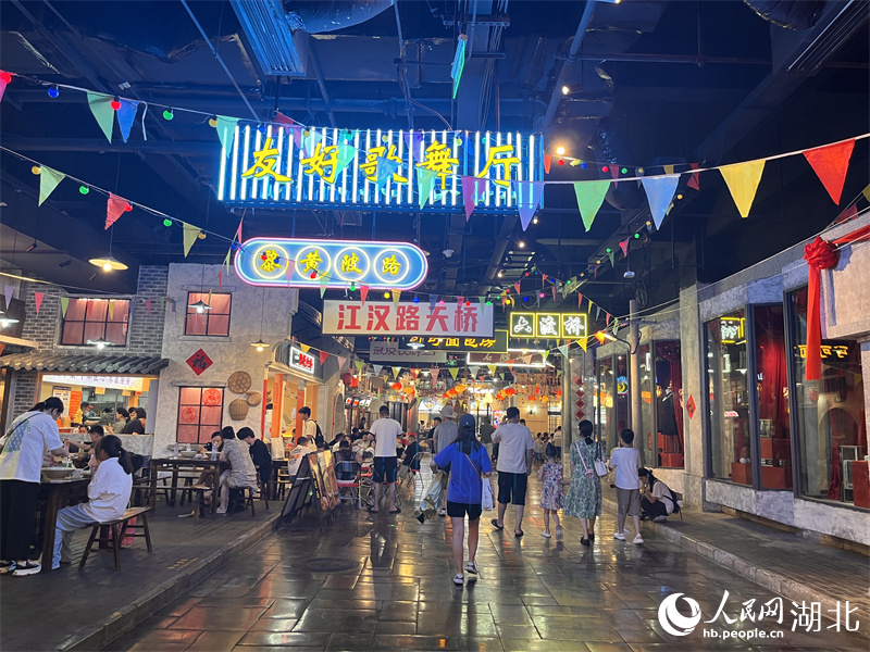 商圈人流如織，游客體驗(yàn)美食。人民網(wǎng)記者 張雋攝