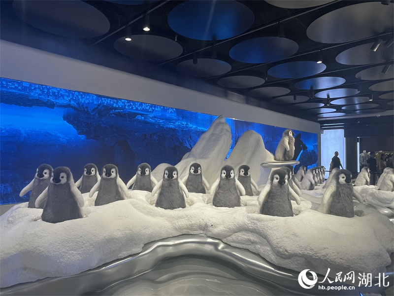 在SKP和“企鵝”打招呼。人民網(wǎng)記者 周恬攝