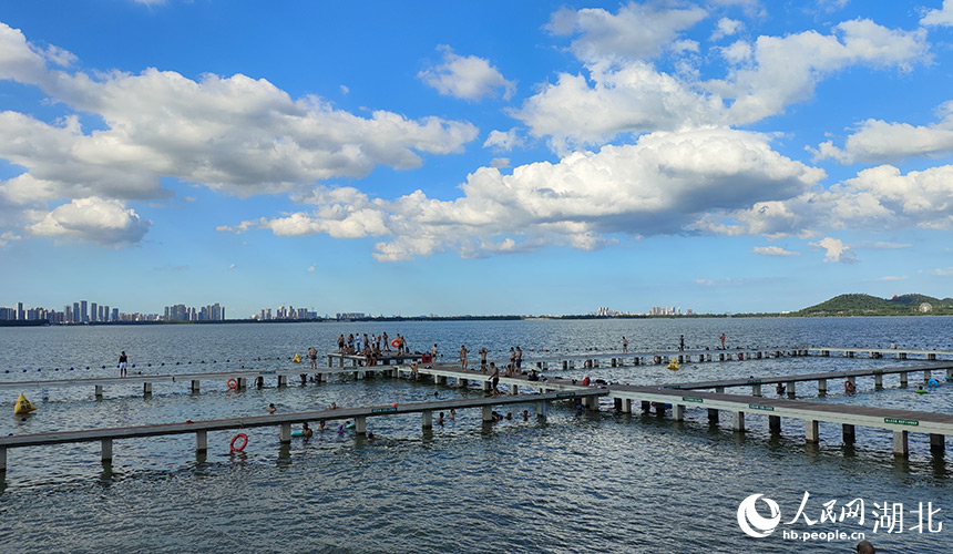7月29日，武漢東湖凌波門，市民戲水游玩。