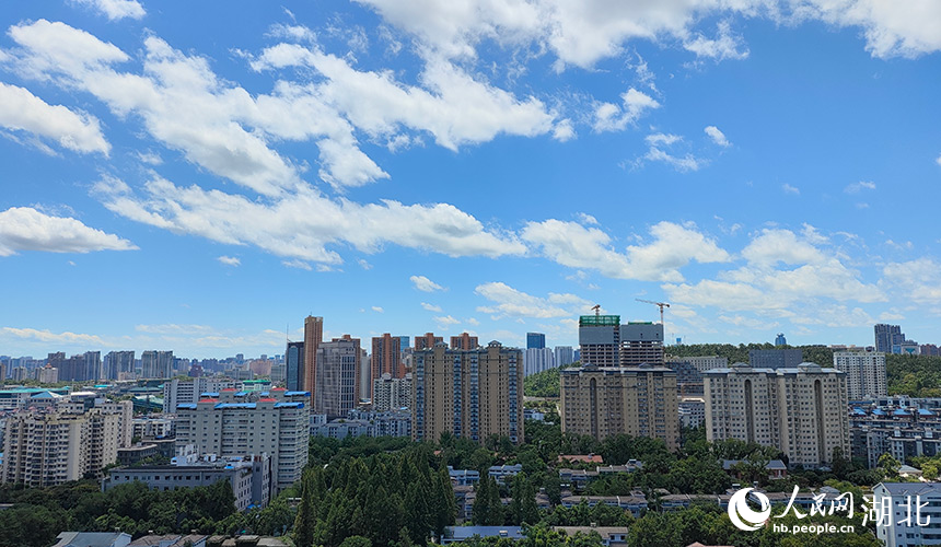 7月29日，武漢藍天白云與城市建筑交相輝映。