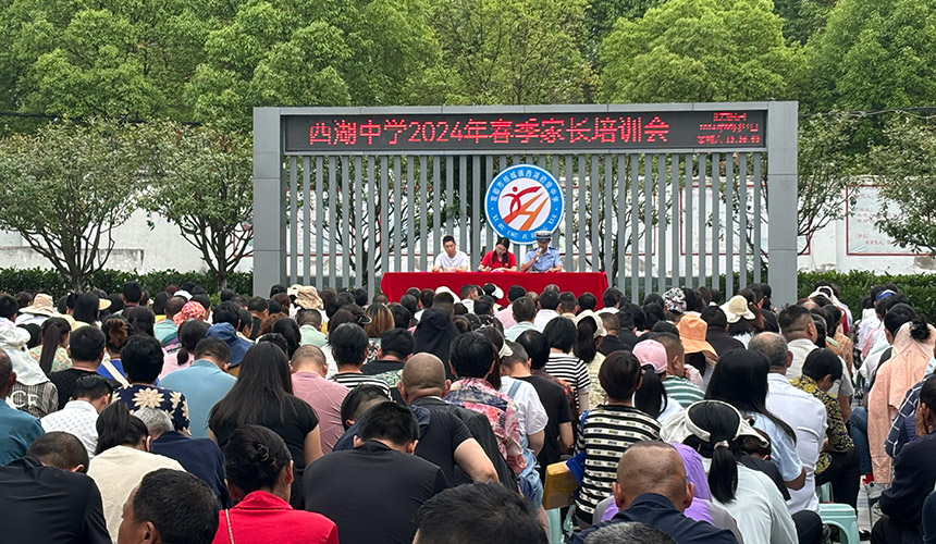 枝城中隊進(jìn)校園，巧借家長會開展交通安全宣講。