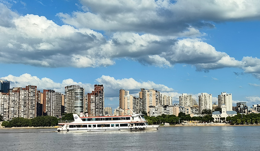 復(fù)航的武漢輪渡。人民網(wǎng)記者 肖璐欣攝