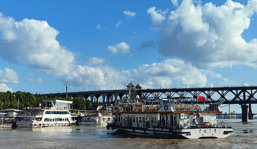 即將靠岸的渡船。人民網記者 肖璐欣攝