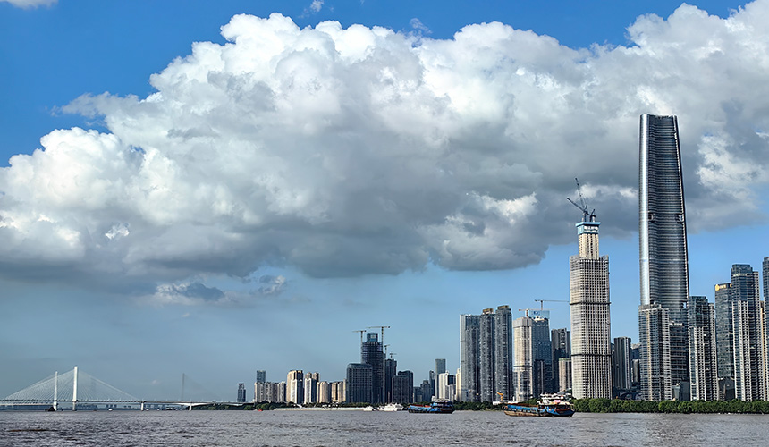 長(zhǎng)江上來往的船只。人民網(wǎng)記者 肖璐欣攝