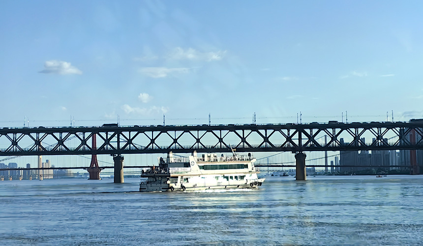 武漢輪渡與長江大橋同框。人民網(wǎng)記者 肖璐欣攝