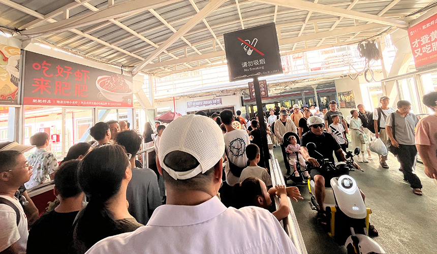 乘坐武漢輪渡的游客絡(luò)繹不絕。人民網(wǎng)記者 張雋攝