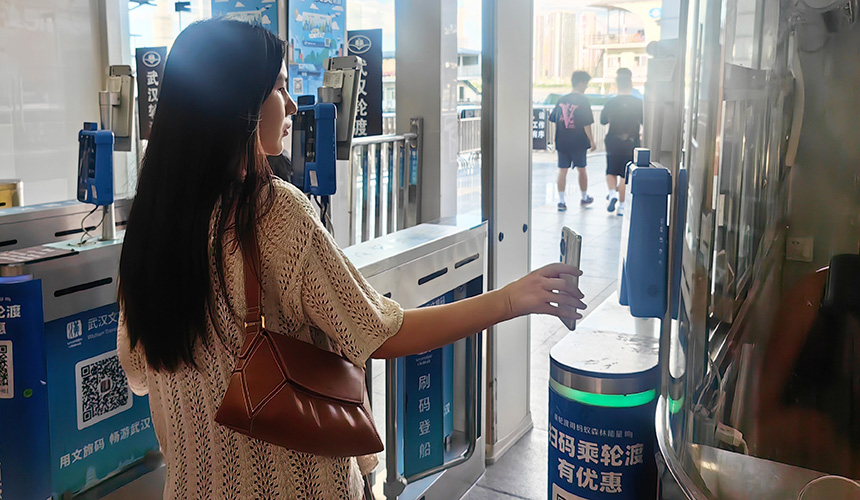 市民掃碼購(gòu)票進(jìn)站。人民網(wǎng)記者 肖璐欣攝