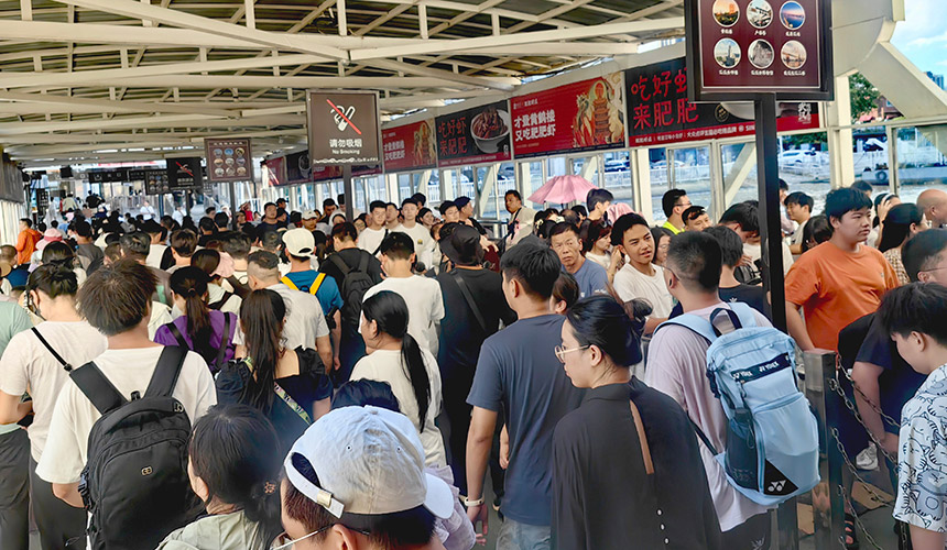 乘坐武漢輪渡的游客絡(luò)繹不絕。人民網(wǎng)記者 肖璐欣攝