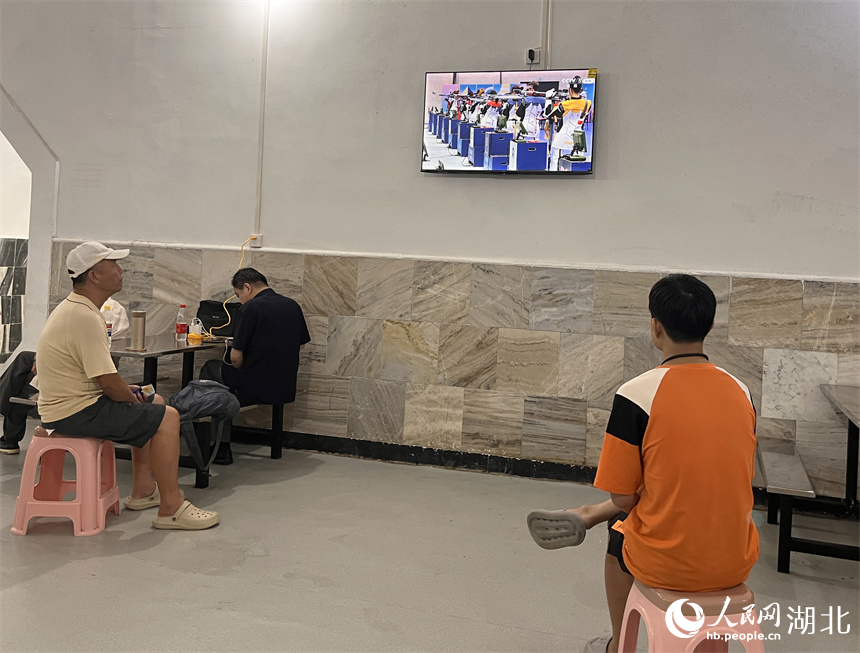 納涼點(diǎn)里看奧運(yùn)。人民網(wǎng)記者 張雋攝