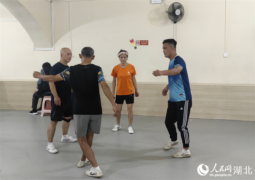 納涼點(diǎn)里踢毽子。人民網(wǎng)記者 肖璐欣攝