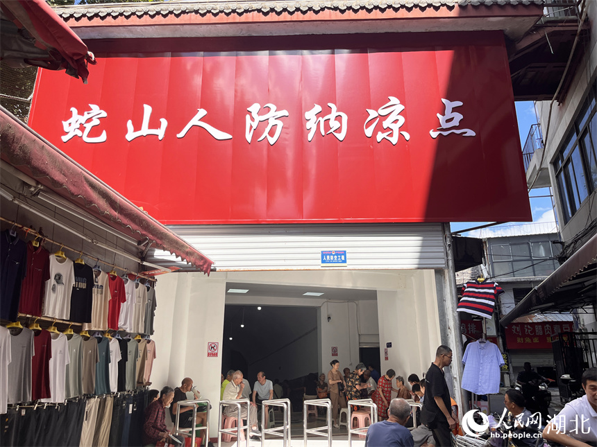 納涼點(diǎn)門口坐滿了乘涼的市民。人民網(wǎng)記者 張雋攝