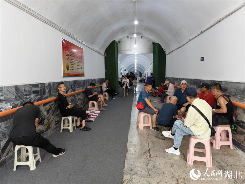 納涼點入口就坐滿了乘涼的市民。人民網(wǎng)記者 張雋攝