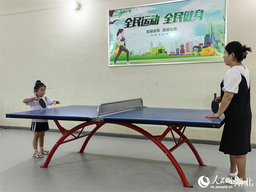 市民在打乒乓球。人民網(wǎng)記者 張雋攝