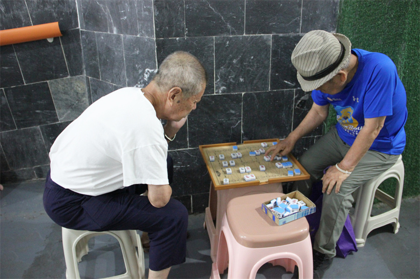 下棋。張梓言攝