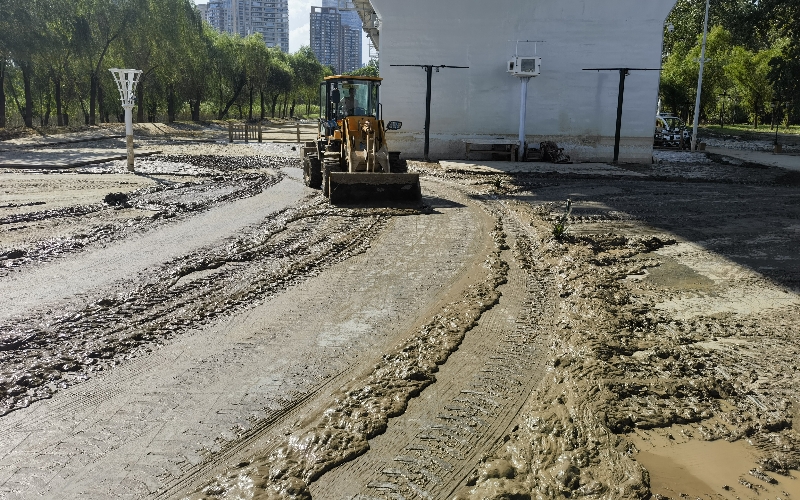 武漢江灘清淤恢復(fù)如新。