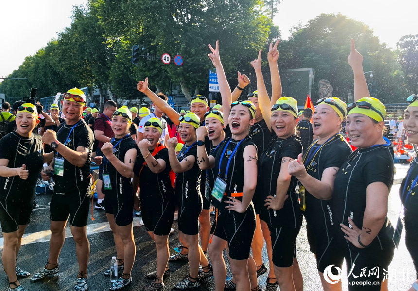 參賽者賽前加油鼓勁。人民網記者 張穎攝