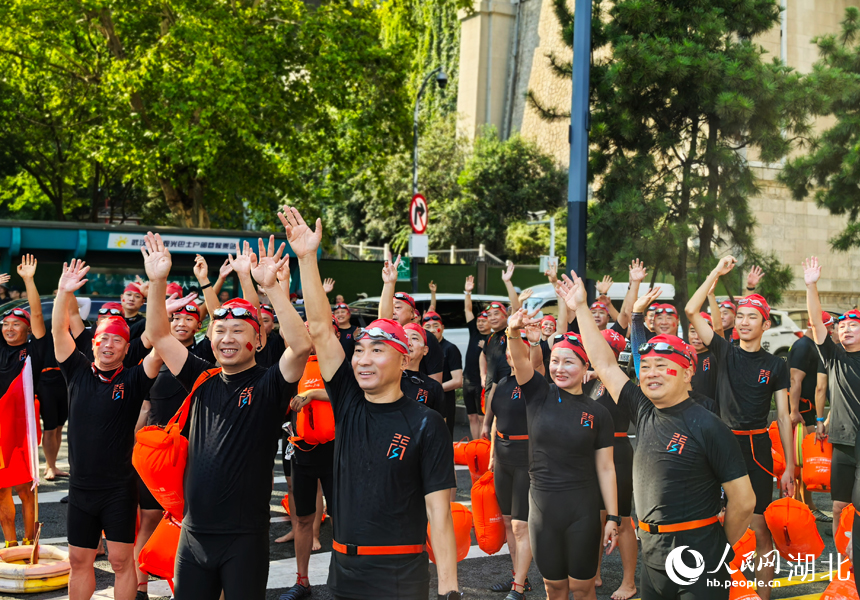 參賽者賽前熱身。人民網(wǎng)記者 張穎攝