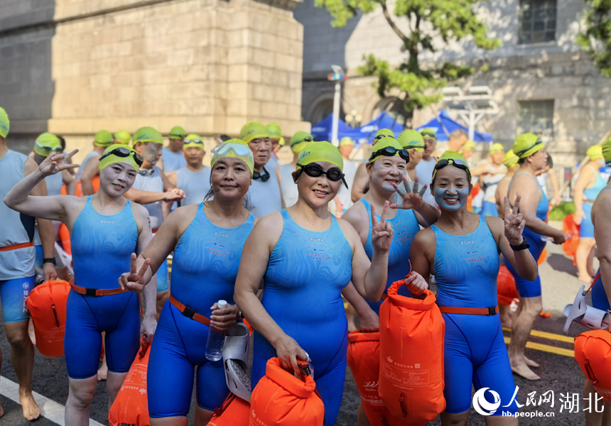 斗志昂揚(yáng)的群眾方隊(duì)。人民網(wǎng)記者 張穎攝