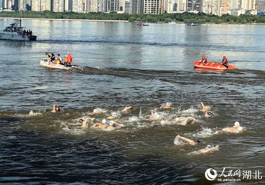 個(gè)人搶渡長(zhǎng)江。人民網(wǎng)記者 張穎攝