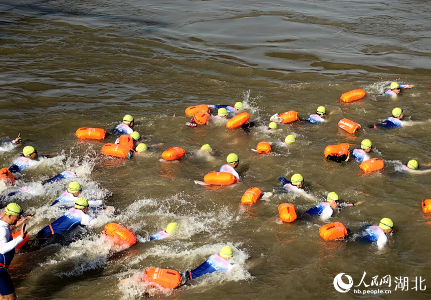 群眾方隊(duì)奮力向前。人民網(wǎng)記者 張穎攝