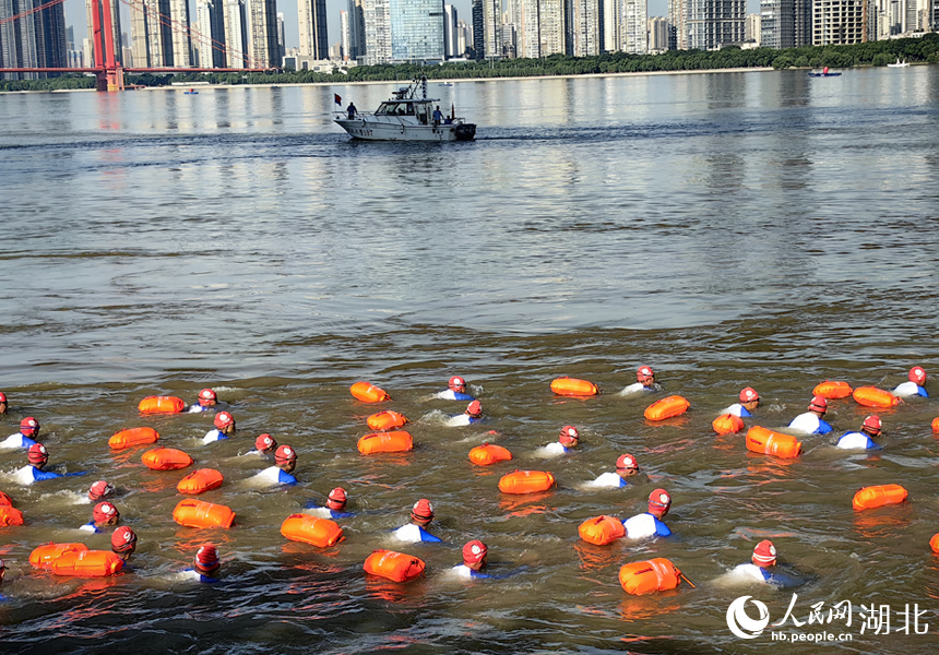 群眾方隊橫渡長江。人民網(wǎng)記者 張穎攝