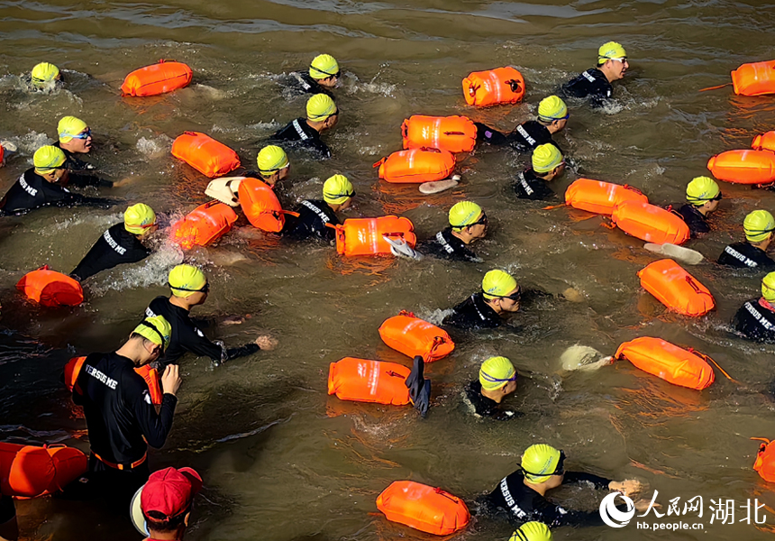 群眾方隊(duì)橫渡現(xiàn)場(chǎng)。人民網(wǎng)記者 張穎攝