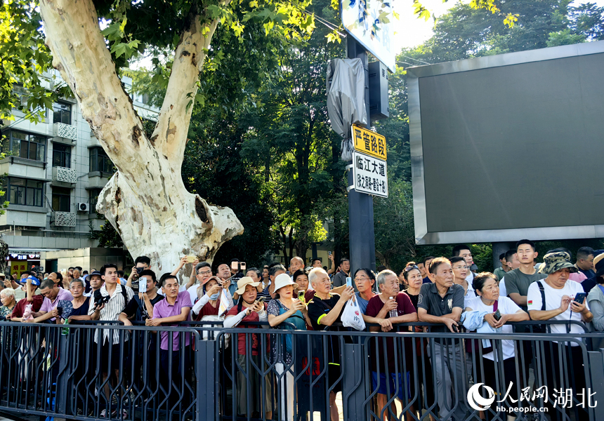 熱情的圍觀群眾。人民網(wǎng)記者 張穎攝