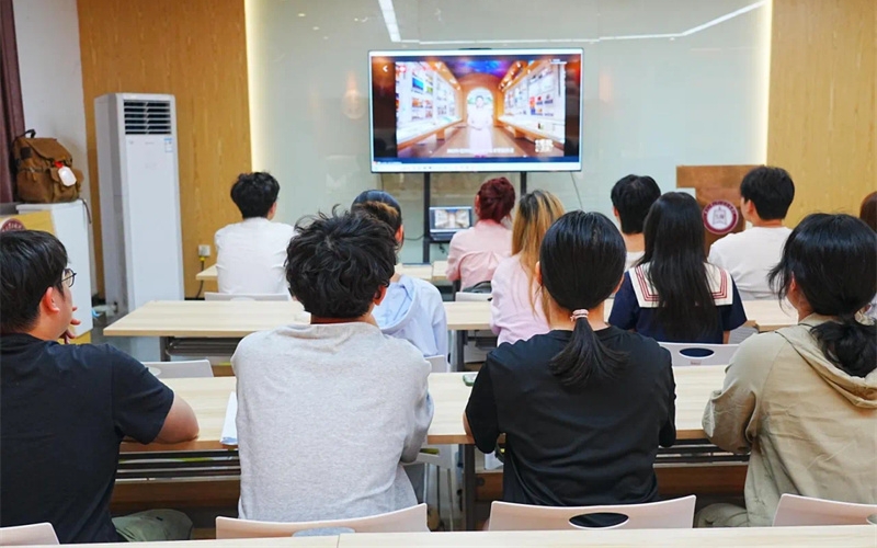 漢江師范學(xué)院師生正集中觀看課程。漢江師范學(xué)院供圖