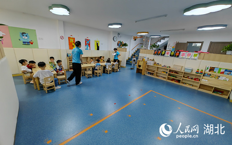 社區(qū)臨時(shí)托育機(jī)構(gòu)可按小時(shí)托養(yǎng)孩子，讓家長(zhǎng)可以“喘口氣”。人民網(wǎng)記者 郭婷婷攝