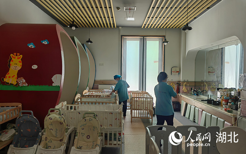 武漢市江岸區(qū)一家托育園“乳兒班”中，育嬰師正在哄孩子睡覺。