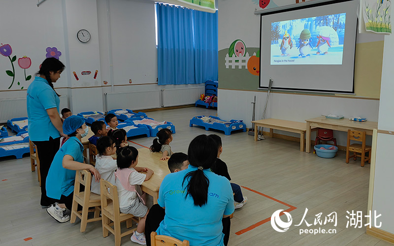 托育園中小朋友在老師陪同下看動(dòng)畫片。人民網(wǎng)記者 郭婷婷攝