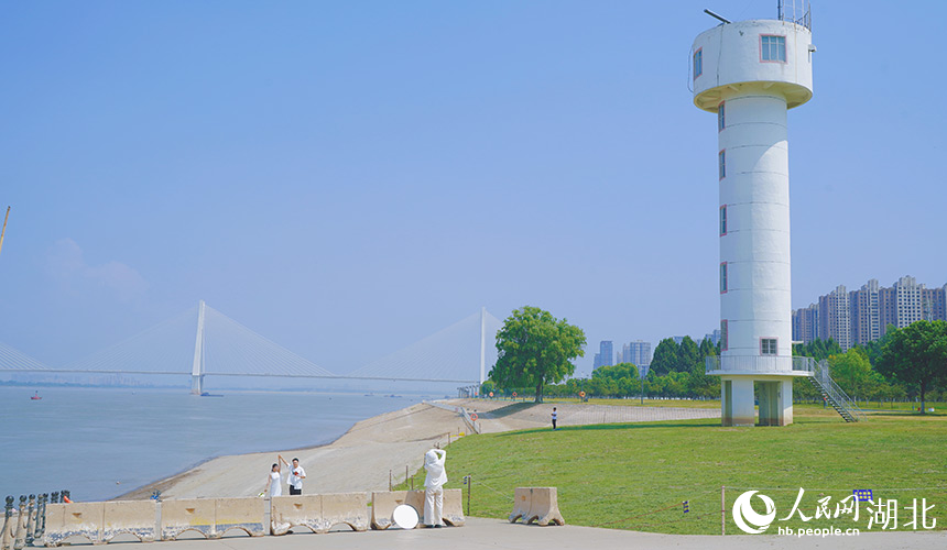 汽渡碼頭變身“愛情”港口，常常有情侶來此拍攝婚紗照。人民網(wǎng)記者 周恬攝