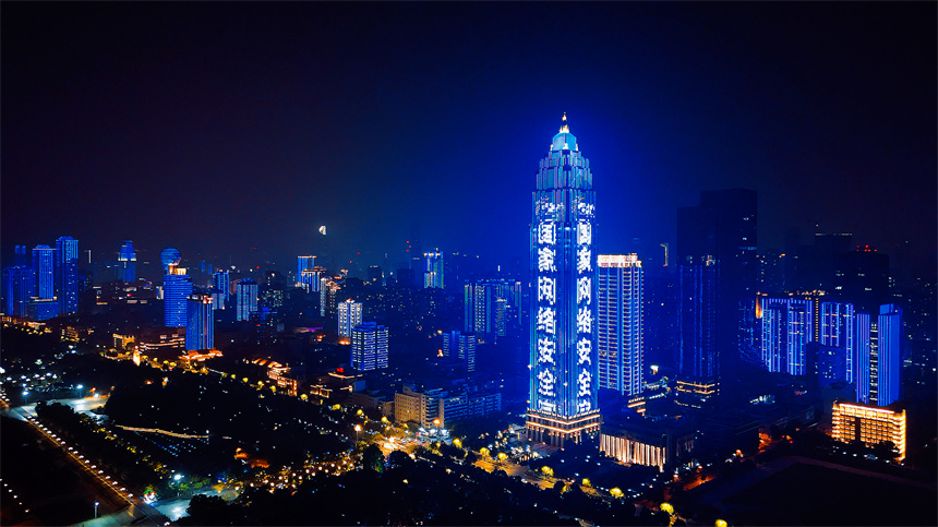 湖北武漢:網(wǎng)絡(luò)安全長江燈光秀綻放兩江四岸【2】