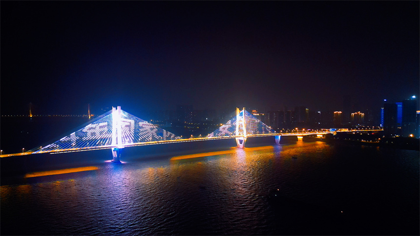 湖北武漢:網(wǎng)絡(luò)安全長江燈光秀綻放兩江四岸【3】