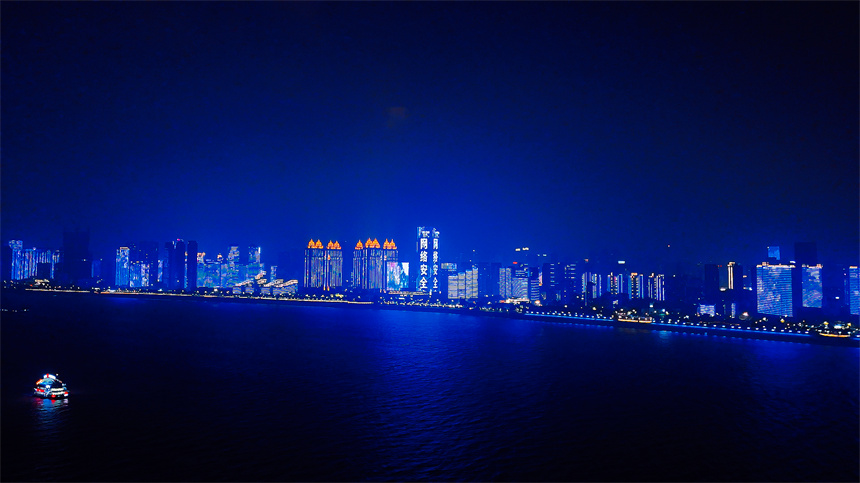 湖北武漢:網(wǎng)絡(luò)安全長江燈光秀綻放兩江四岸【4】