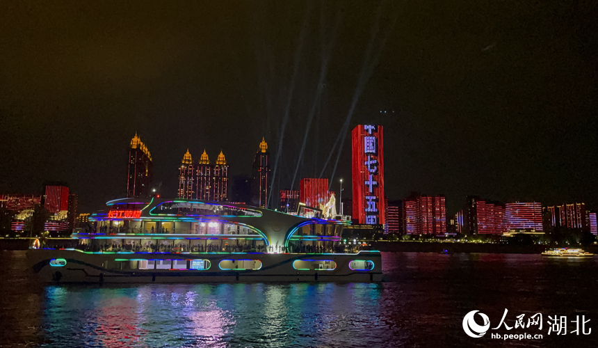 武漢兩江四岸的美景與絢爛光影秀交相輝映。 人民網(wǎng)記者 張沛攝
