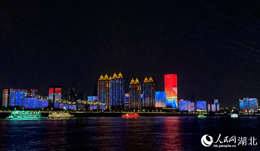 長(zhǎng)江文化藝術(shù)季開(kāi)幕式“以天為幕、以城為景、以長(zhǎng)江為舞臺(tái)”，光影璀璨，閃耀江城。人民網(wǎng)記者 張沛攝